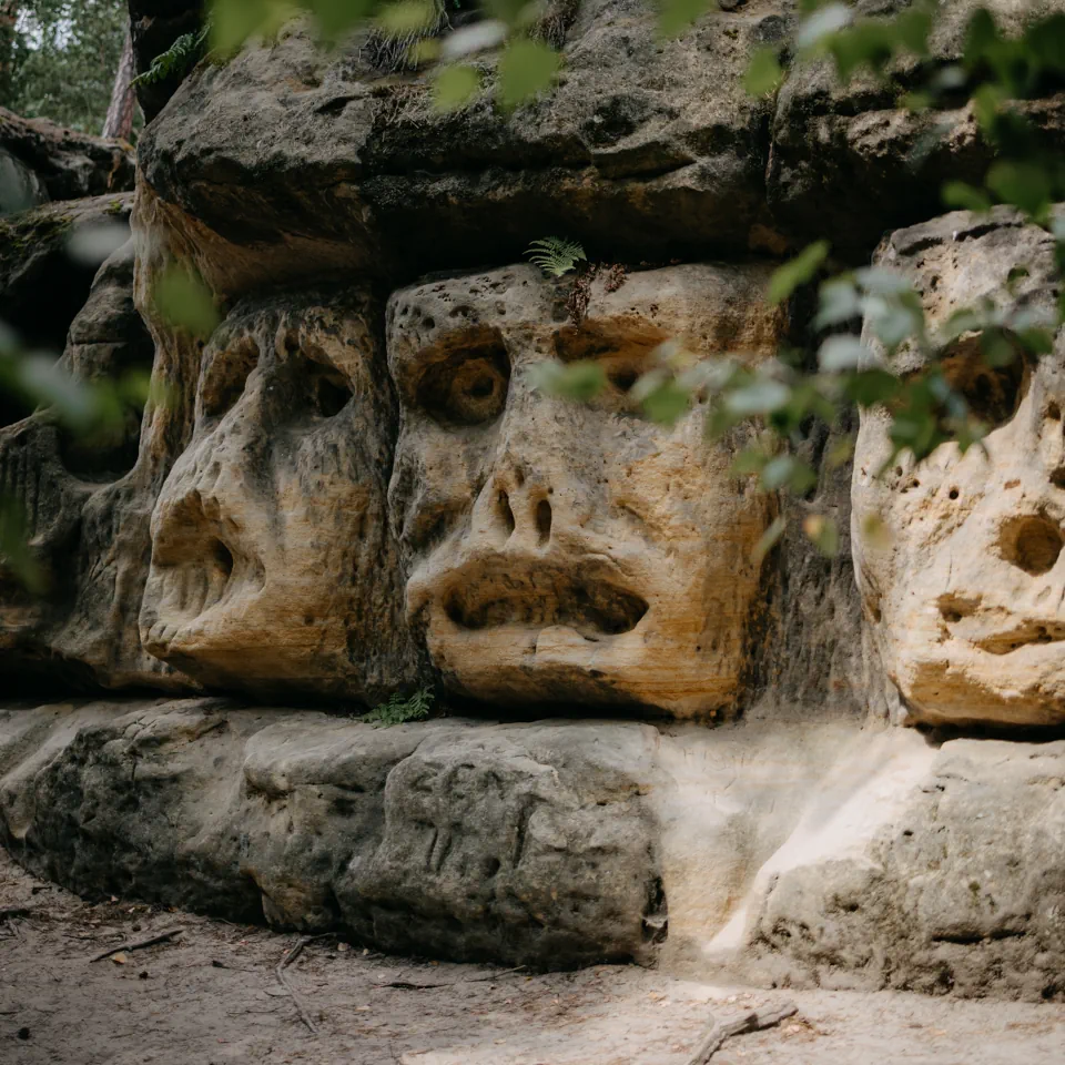 Skalní reliéfy ještěra, hada, lidských hlav a&nbsp;Harfenice - fotka místa