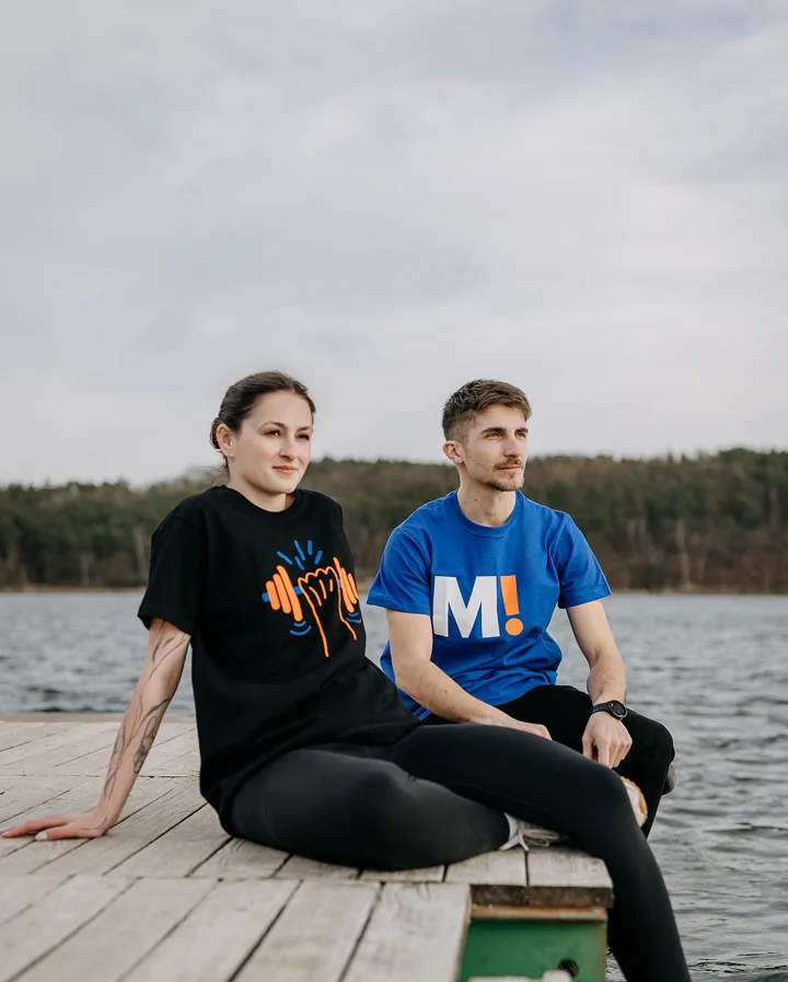 Muž a&nbsp;žena sedící a&nbsp;hledící do krajiny